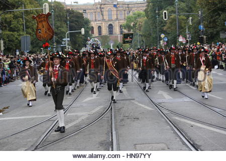 Un gruppo di sfilate in costume durante l'Oktoberfest a Monaco di Baviera Foto Stock