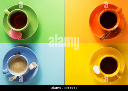 Tazza di caffè, tè e cacao a sfondo colorato Foto Stock