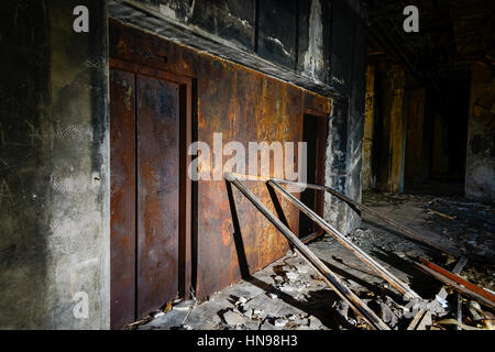 Edificio distrutto dopo un incendio Foto Stock