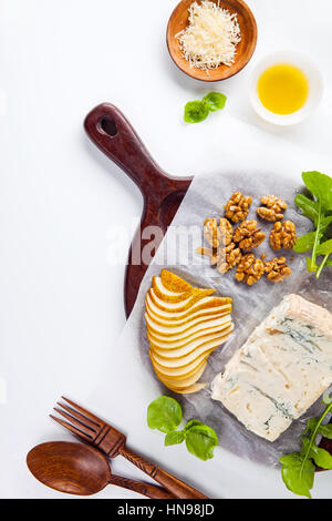 Antipasto , vassoio di formaggi con gorgonzola, rucola, noci e pera Foto Stock