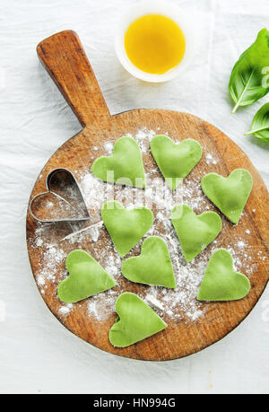 Green paste ripiene. diversi tipi di pasta ripiena. forma di cuore Foto Stock