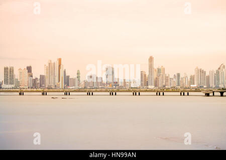 Panama City, Panama - 26 agosto 2015: Panama city skyline è visto al tramonto di Agosto 26, 2015 a Panama America centrale. Vista panoramica Foto Stock