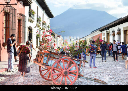 Antigua Guatemala - 15 febbraio 2015: i turisti e i locali, passeggiate tra le strade di ciottoli della bella città coloniale di antigua in una giornata di sole, Foto Stock