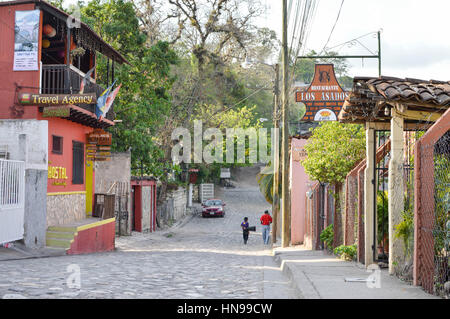 Copan Ruinas, Honduras - 10 Maggio 2015: le strade e le colline di una piccola città coloniale di Copan Ruinas in Honduras, America Centrale Foto Stock