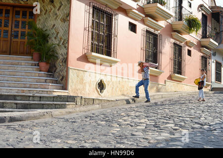 Copan Ruinas, Honduras - 10 Maggio 2015: i fornitori locali a camminare per le strade della piccola città coloniale di Copan Ruinas in Honduras, America Centrale Foto Stock