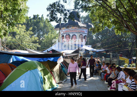 Oaxaca, Messico - 16 Novembre 2014: gli insegnanti protesta in piazza Zocalo nella città di Oaxaca, tende sono visibile dappertutto, in Oaxaca, Messico. Foto Stock