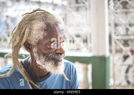 Bluefields, Nicaragua - Luglio 15, 2015: portret di un anziano uomo rasta con lunghi dreadlocks grigio sulla luglio 15, 2015 a bluefields, Nicaragua. dei Caraibi Foto Stock