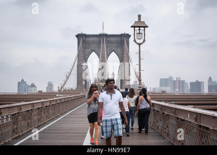New York, Stati Uniti d'America - 22 Settembre 2014: turisti passeggiata il famoso ponte di Brooklyn a New York, Stati Uniti d'America Foto Stock
