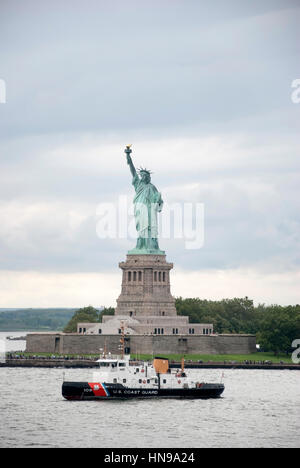 Guardia Costiera degli Stati Uniti lo storione Bay e la Statua della Libertà Foto Stock