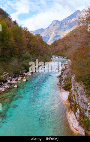 Bellissimo fiume Soca in autunno nel Parco Nazionale del Triglav in Slovenia,l'Europa Foto Stock