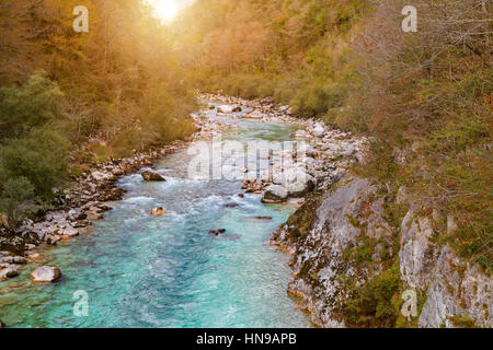 Bellissimo fiume Soca in autunno nel Parco Nazionale del Triglav in Slovenia,l'Europa Foto Stock