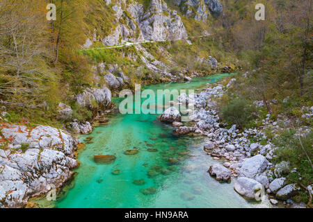 Bellissimo fiume Soca in autunno nel Parco Nazionale del Triglav in Slovenia,l'Europa Foto Stock