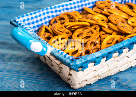 Bianco cesto in vimini del pane con un panno a scacchi sul backgr blu Foto Stock