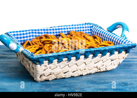 Bianco cesto in vimini del pane con un panno a scacchi sul backgr blu Foto Stock