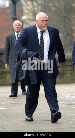 Ex Inghilterra cricket capitano Mike Gatting arrivando presso la chiesa di San Pietro per i funerali della Baronessa Rachael Heyhoe Flint Foto Stock