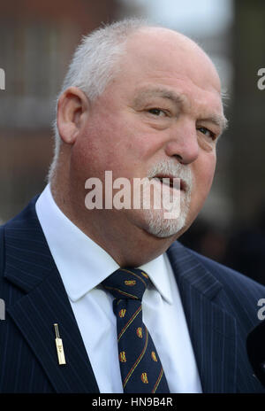 Ex Inghilterra cricket capitano Mike Gatting arrivando presso la chiesa di San Pietro per i funerali della Baronessa Heyhoe Flint Foto Stock