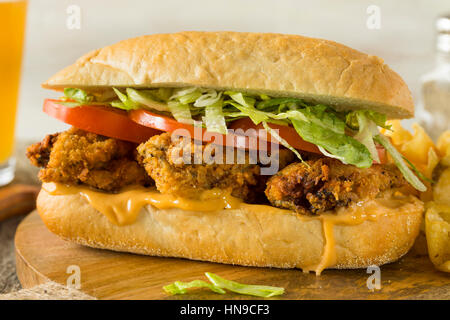 Fritte fatte in casa Oyster Po Boy Sandwich con lattuga e pomodoro Foto Stock