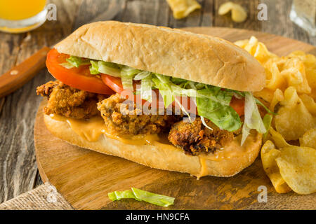 Fritte fatte in casa Oyster Po Boy Sandwich con lattuga e pomodoro Foto Stock