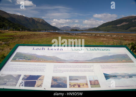 Loch Leven cartello turistico a bordo del prato accanto al lago nelle highlands, Scotland, Regno Unito Foto Stock