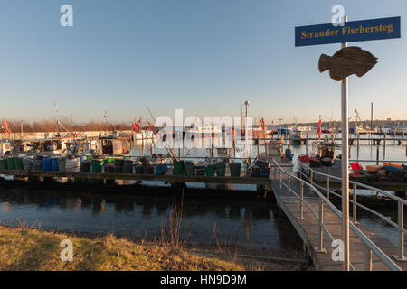 Vista attraverso la piccola pesca habor di Strande comunità con le sue barche da pesca del Mar Baltico, Schleswig Holstein, Germania Foto Stock