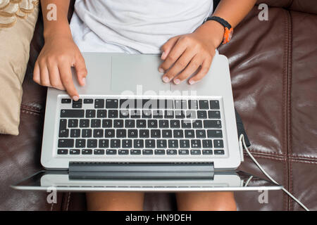 Vista superiore del bambino sul compuer portatile Foto Stock