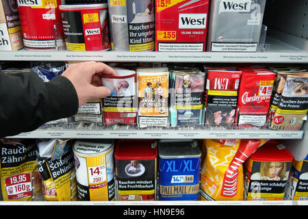 Il tabacco per sigarette dispositivo di laminazione Foto stock - Alamy