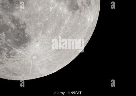 Luna piena nel cielo scuro Foto Stock