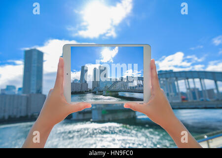 Donna Giapponese utilizzando augumented reality app sui tablet centro di Tokyo, Giappone Foto Stock