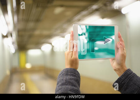 Donna Giapponese utilizzando augumented reality app sui tablet centro di Tokyo, Giappone Foto Stock