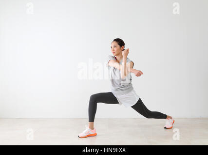 Attraente donna giapponese la formazione in una stanza ariosa Foto Stock