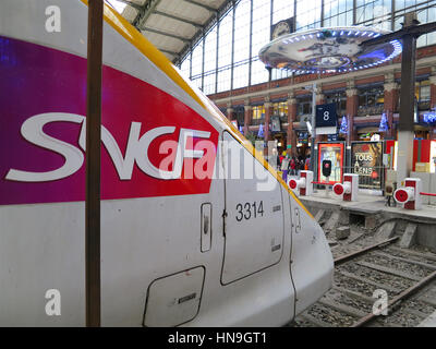 Ross Lovegrove "UFO" l'installazione presso la stazione Lille Flandres, Francia, come parte di Lille3000 Fantastico, inverno 2012. Foto Stock