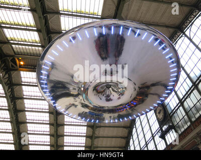 Ross Lovegrove "UFO" l'installazione presso la stazione Lille Flandres, Francia, come parte di Lille3000 Fantastico, inverno 2012. Foto Stock