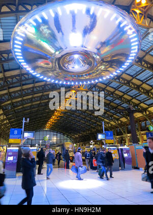 Ross Lovegrove "UFO" l'installazione presso la stazione Lille Flandres, Francia, come parte di Lille3000 Fantastico, inverno 2012. Foto Stock