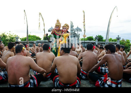 Uluwatu - MARZO 15: Balinese tradizionale danza Kecak al Tempio di Uluwatu sul Mar 15, 2015, Bali, Indonesia. Kecak (noto anche come Ramayana Monkey Chant) ho Foto Stock