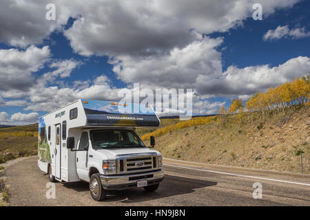 RV sul boulder Mountain Road in Utah, Stati Uniti d'America Foto Stock