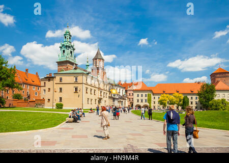 Cracovia in Polonia - Giugno 08, 2016: turisti diretti verso il famoso storico complesso il Castello Reale di Wawel e Cattedrale di Cracovia, in Polonia - Giugno 08, 20 Foto Stock