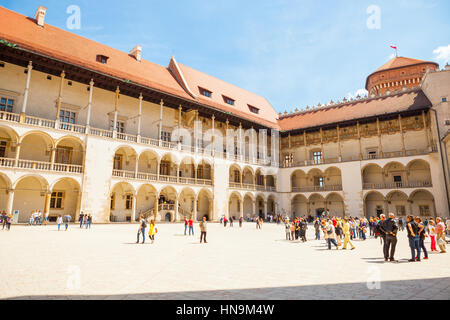 Cracovia in Polonia - Giugno 08, 2016: turisti guardando intorno alla parte centrale del famoso il Castello Reale di Wawel a Cracovia, Polonia - 08 Giugno, 2016 Foto Stock