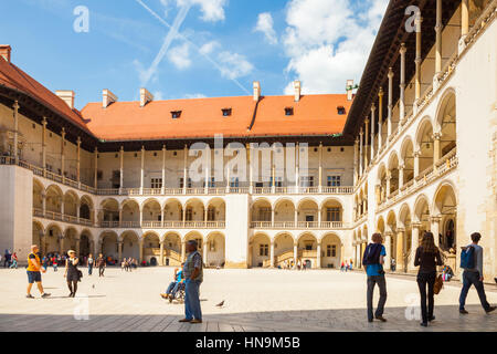 Cracovia in Polonia - Giugno 08, 2016: gruppo di turisti in cerca intorno alla parte centrale del famoso il Castello Reale di Wawel a Cracovia, Polonia - 08 Giugno, 2016 Foto Stock