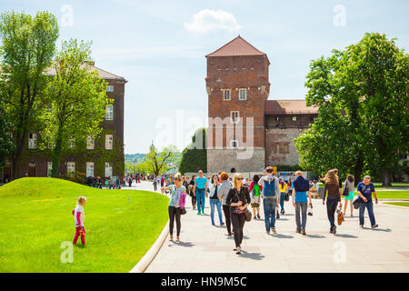 Cracovia in Polonia - Giugno 08, 2016: un sacco di turisti di passaggio del percorso di ingresso al famoso storico complesso il Castello Reale di Wawel e Cattedrale di Cracovia, Po Foto Stock