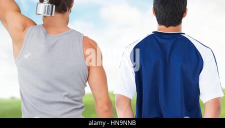 Digital composito di uomini Fitness indietro fare esercizi di fitness contro lo sfondo di campagna Foto Stock