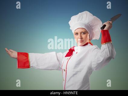 Composito Digitale dello Chef con il coltello contro blu sfondo verde Foto Stock