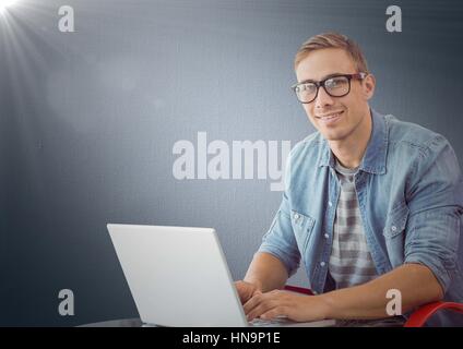 Composito Digitale dell'Uomo con laptop contro lo sfondo della marina con flare Foto Stock