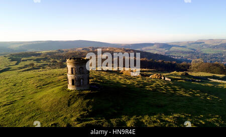 Salomone tempio, nota anche come Torre Grinlow Vittoriano di una collina fortificata marker vicino alla cittadina termale di Buxton Derbyshire Parco Nazionale di Peak District Foto Stock