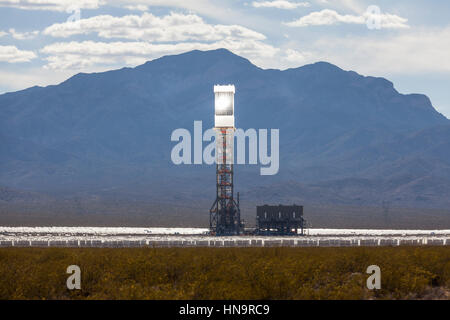 Foto editoriale del massiccio operativa di recente 392 megawatt Ivanpah solar thermal power plant in California il Mojave Desert. Foto Stock