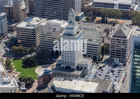 Oakland, la California, Stati Uniti d'America - 19 Settembre 2016: Pomeriggio Vista aerea di Oakland city hall. Foto Stock