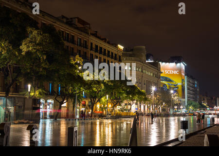 Plaça de la Seu piazza di fronte alla cattedrale di notte. Barcelona, Spagna Foto Stock