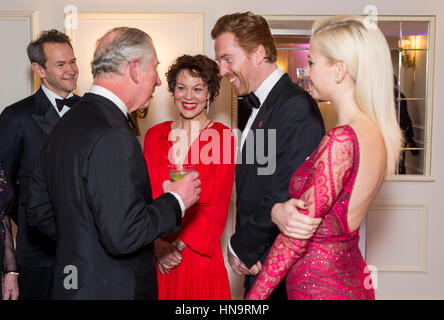 Il Principe di Galles parla a (da sinistra a destra) Alexander Armstrong, Helen McCrory, Damian Lewis e Pixie Lott, come frequenta l annuale Prince's Trust " Investire in Futures' ricevimento al Savoy Hotel di Londra, dove ha incontrato la carità gli ambasciatori, sostenitori e beneficiari. Foto Stock