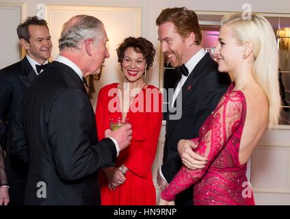 Il Principe di Galles parla a (da sinistra a destra) Alexander Armstrong, Helen McCrory, Damian Lewis e Pixie Lott, come frequenta l annuale Prince's Trust " Investire in Futures' ricevimento al Savoy Hotel di Londra, dove ha incontrato la carità gli ambasciatori, sostenitori e beneficiari. Foto Stock