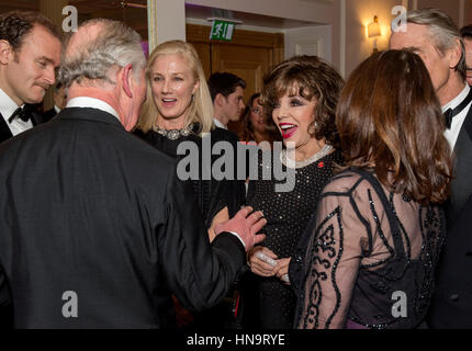 Il Principe di Galles parla di Joan Collins come frequenta l annuale Prince's Trust " Investire in Futures' ricevimento al Savoy Hotel di Londra, dove ha incontrato la carità gli ambasciatori, sostenitori e beneficiari. Foto Stock