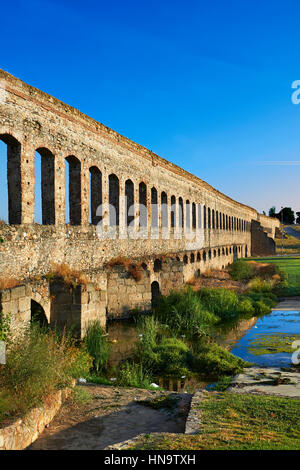 Los Milagros Aquaduct della colonia romana di Emerita Augusta, Merida, Estremadura, Spagna Foto Stock